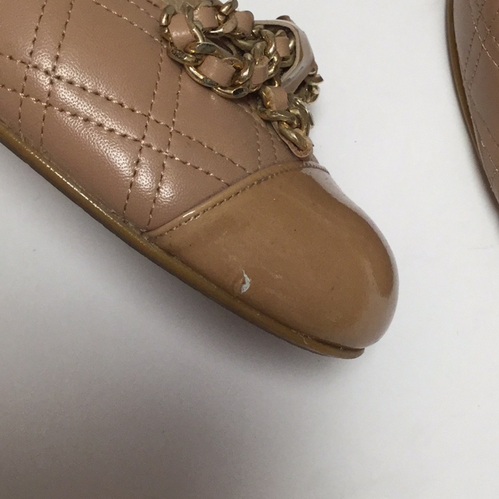 Stuart Weitzman Nude Leather quilted pump with patent toe cap and gold bow 8.5 - Picture 8 of 9